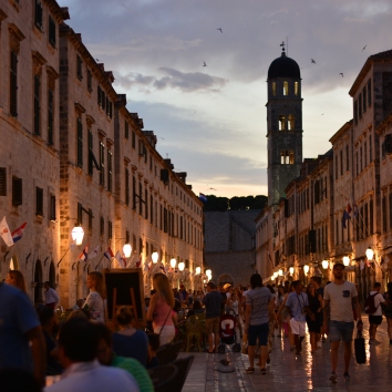 a blurred photo of Dubrovnik at night.